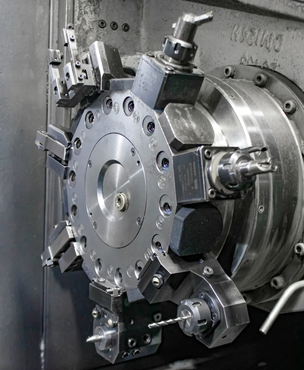 Historia technologii CNC – od ręcznych maszyn po pełną automatyzację - 04