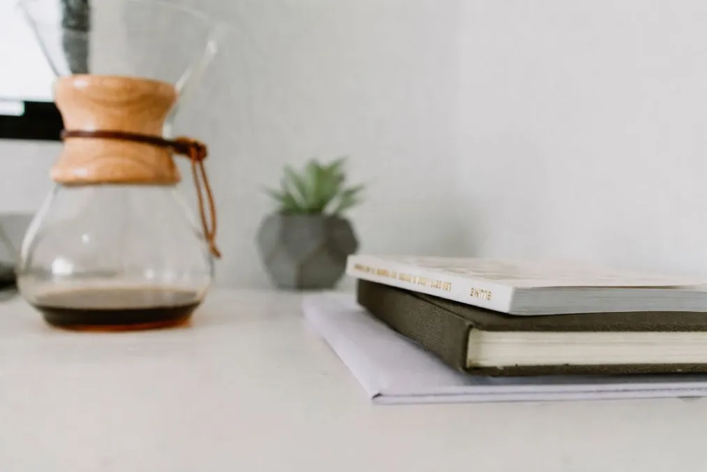 Test 8: usuwanie kubka kawy – GPT Image 1.5; edycja całej sceny