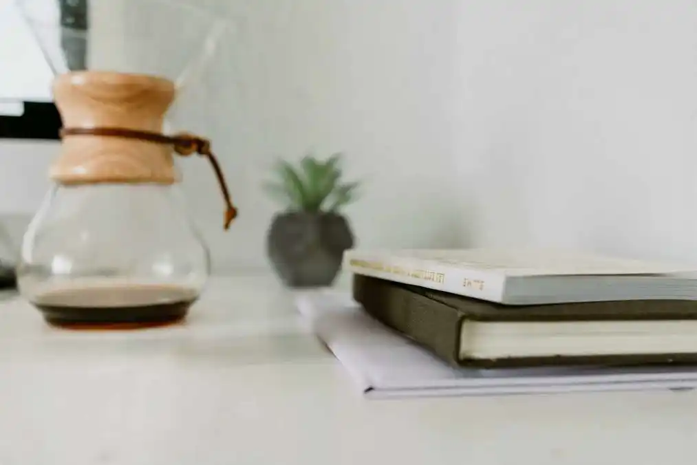 Test 8: usuwanie kubka kawy – Nano Banana Pro; zachowanie oryginalnej sceny